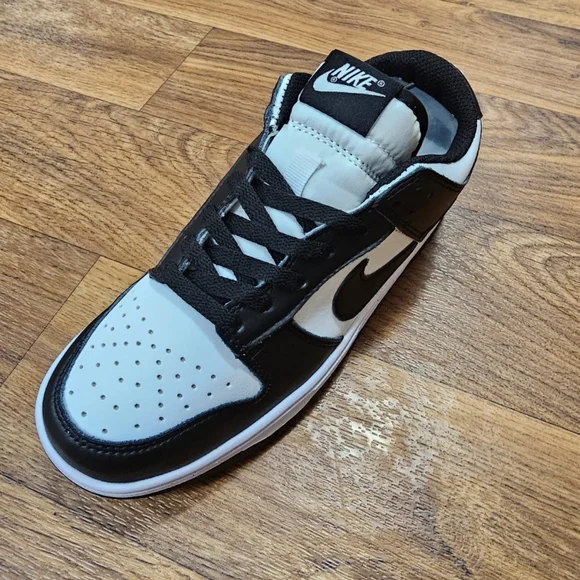 Nike Panda Dunks - Picture 5 of 10
